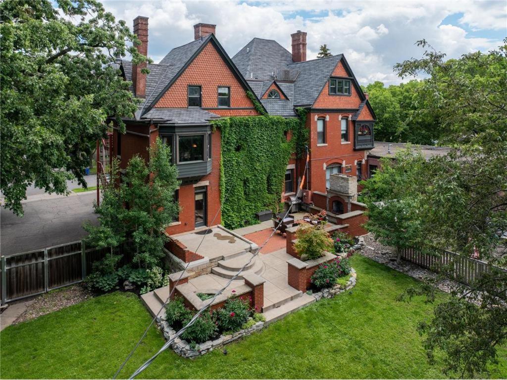 The New Victorian Mansion Bed & Breakfast Saint Paul Exterior photo
