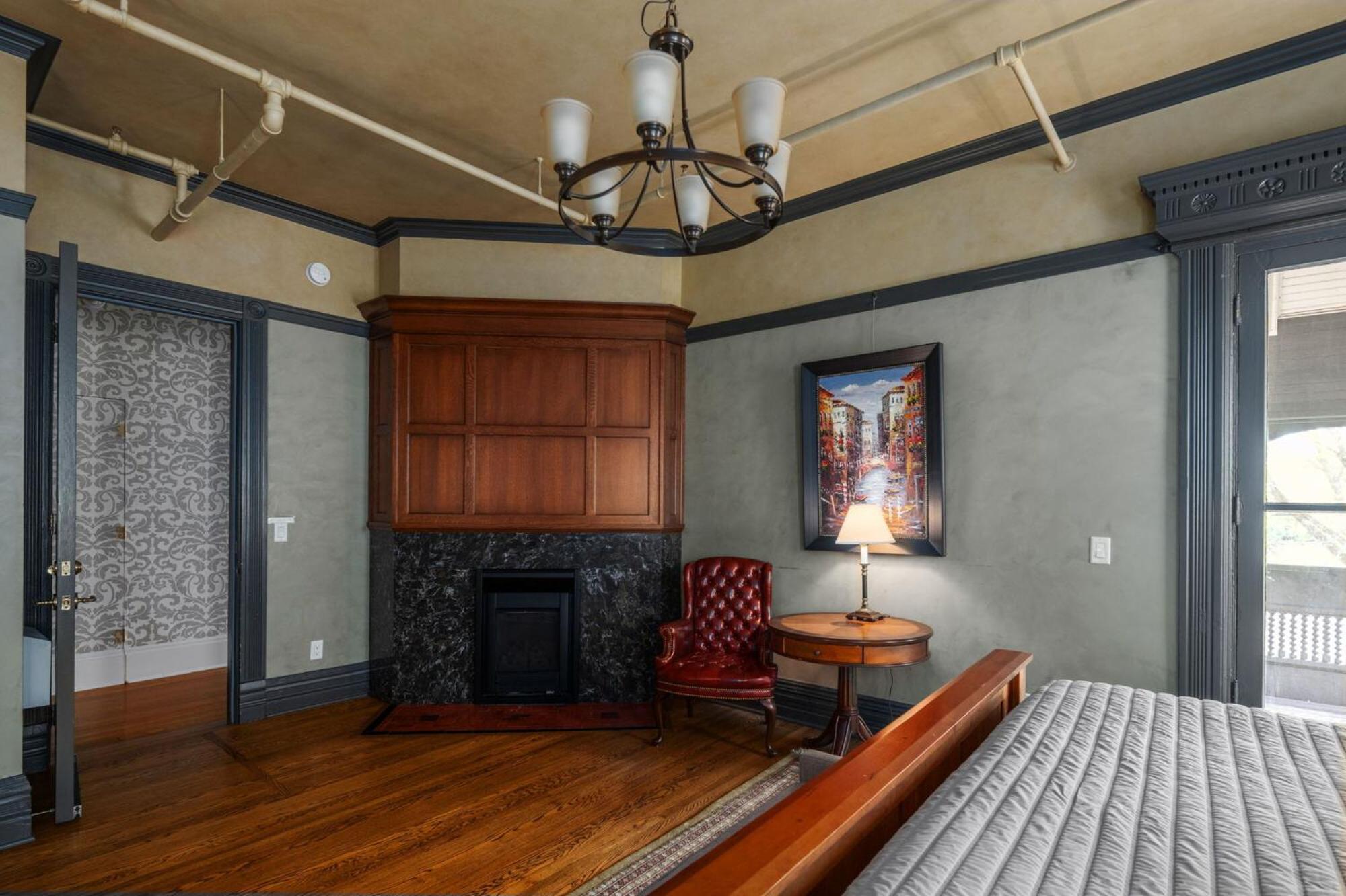 The New Victorian Mansion Bed & Breakfast Saint Paul Exterior photo