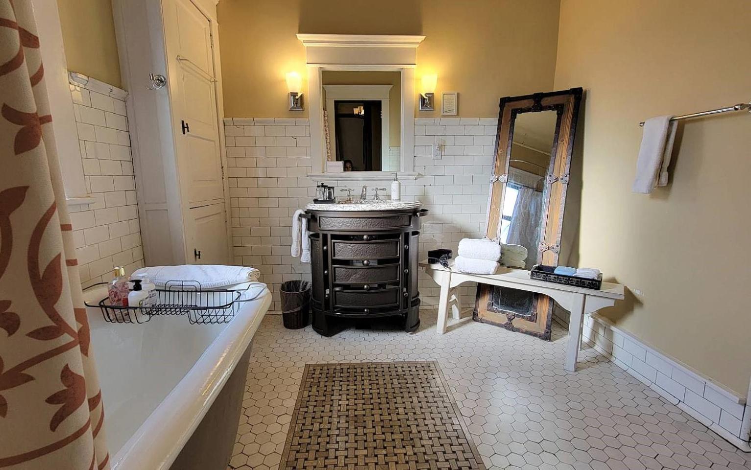 The New Victorian Mansion Bed & Breakfast Saint Paul Exterior photo