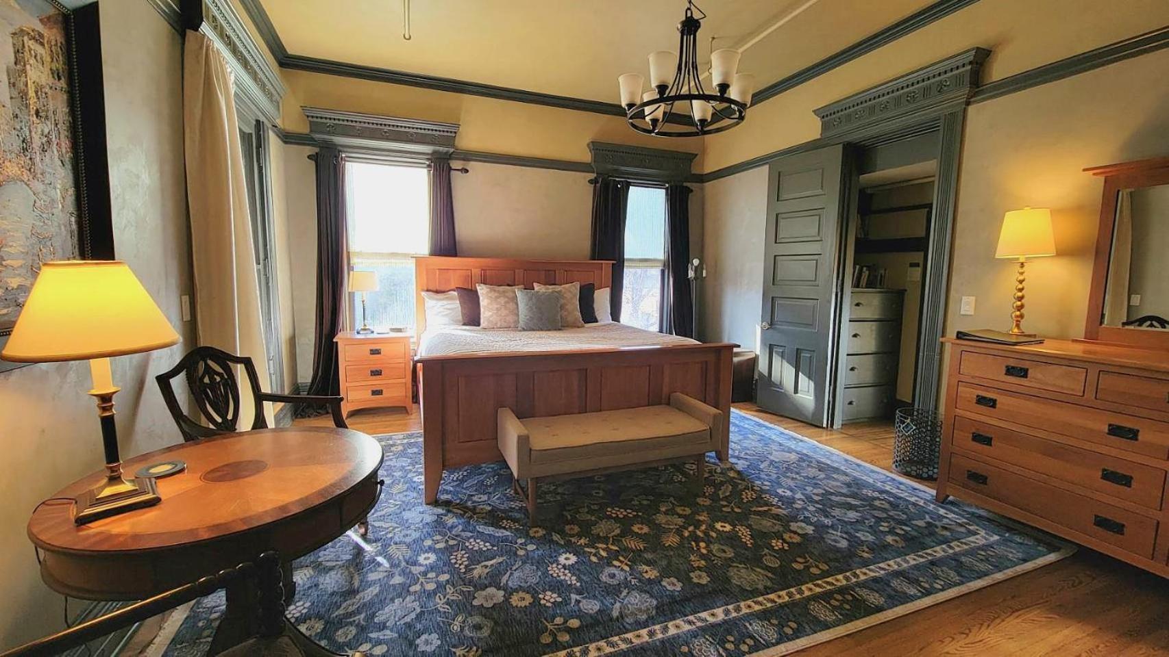 The New Victorian Mansion Bed & Breakfast Saint Paul Exterior photo